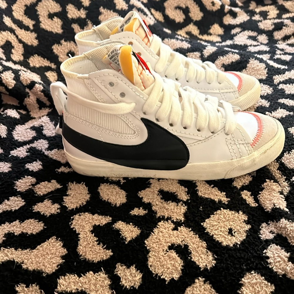 - Nike blazer Jumbo Men’s Sz 7.5. Women’s Sz 9
